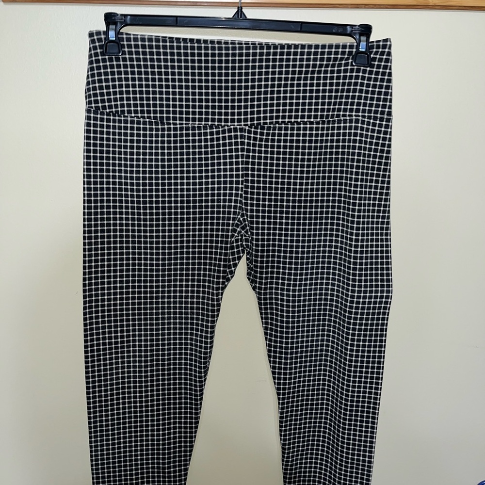 Black and White Grid Pattern Leggings